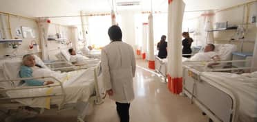 Más de 650 falsos médicos operando en Chile: revelan preocupante realidad tras caso de urólogo en Las Condes
