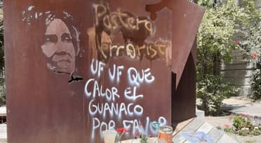 Extremistas profanan con rayados la tumba de Gladys Marín en el Cementerio General