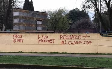 Desconocidos rayan Memorial de Detenidos Desaparecidos en Temuco con consignas del "Rechazo"