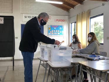 José Antonio Kast votó e invitó a "todos los que aman Chile" a escoger el "rechazo" a pesar de la prohibición de propaganda