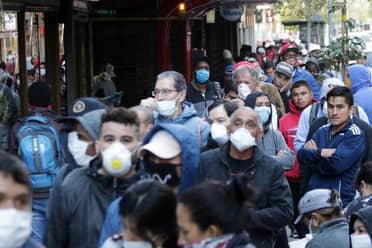 Autoridades sanitarias en alerta por posible brote de Covid-19 tras llegada de variante altamente contagiosa a Chile
