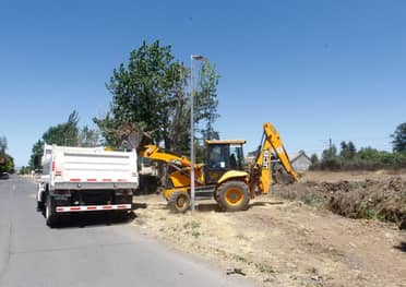 Municipio curicano realiza limpieza en sitio abandonado de EFE en Sarmiento