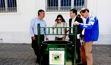 Instalan 15 nuevos basureros en puntos estratégicos del centro de Curicó