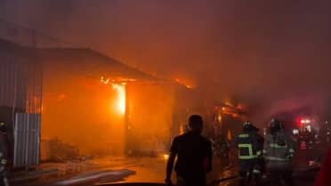 Incendio destruyó bodegas y un supermercado mayorista en la Macroferia de Talca