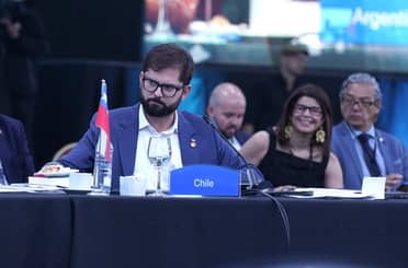 Gobierno de Perú calificó de "irrespetuosos" los dichos de Boric sobre crisis política en el país