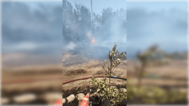 Incendio destruye dos bodegas en Avenida Bellavista de Teno