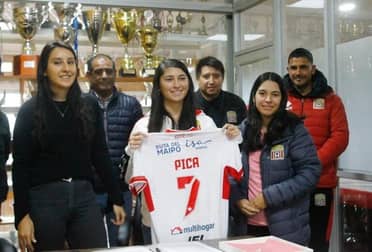 Vanessa Riquelme es la primera jugadora contratada profesionalmente en Curicó Unido