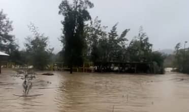 Mujer embarazada queda atrapada por desborde de río en Linares