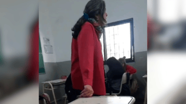 Profesora trató de "pelotudos" a sus alumnos por votar a Milei en Argentina
