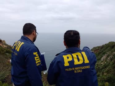Encuentran cadáver envuelto con una frazada en un acantilado de Valparaíso