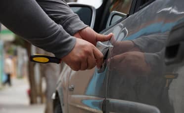 Conductora sufrió millonario hurto en estacionamiento de servicentro en Romeral