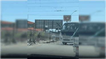 Denuncian a conductor de locomoción pública que cruzó línea férrea con las barreras abajo