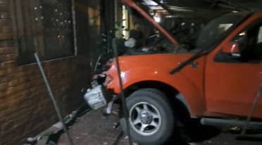 Conductor chocó un auto estacionado y dejó serios daños en dos viviendas del sector Santa Fe