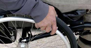 Padre pide ayuda para operar a hijo con enfermedad que quedó en silla de ruedas tras accidente