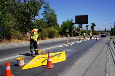 Municipio de Curicó realiza demarcación vial frente a establecimientos educacionales ante inicio de clases
