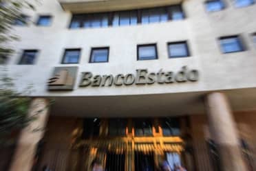 Detienen a exfuncionarios de BancoEstado por fraude informático por más de $6.000 millones