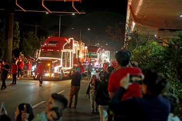 La caravana navideña Coca-Cola vuelve a encender la ciudad de Talca