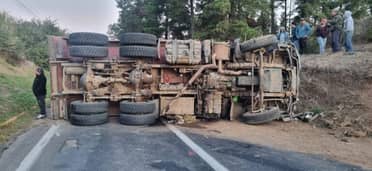 Volcamiento de camión tolva bloqueó ruta entre Curicó e Iloca en Hualañé