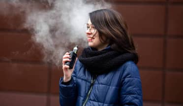 Expertos advierten: cigarrillos electrónicos son puerta de entrada al tabaquismo en jóvenes chilenos