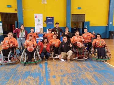 Club "Tigres de Curicó" lidera clínica de básquetbol adaptado para recaudar alimentos