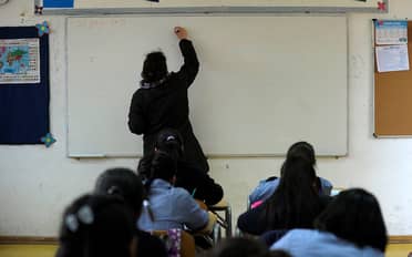 Profesores denuncian "pérdida de empleos" por plan del DAEM Curicó de fusionar escuelas en 2026