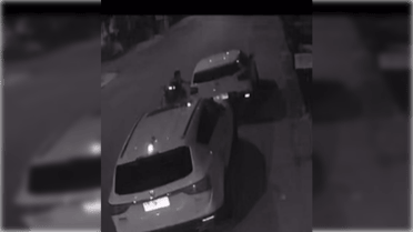 Cámaras registran a persona en silla de ruedas robando especies desde vehículo estacionado en Villa El Boldo