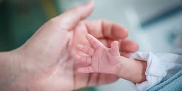Bebé prematura de Molina fue intervenida en Santiago: Familia sigue buscando recursos para traslados
