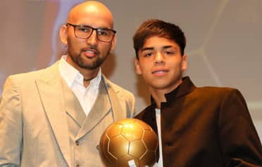 Johan Aravena gana el Balón de Oro en la Gala "Locos por el Fútbol" 2025