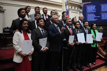 Exmilitares y policías asumen en el Congreso con sueldos que superan los 12 millones de pesos