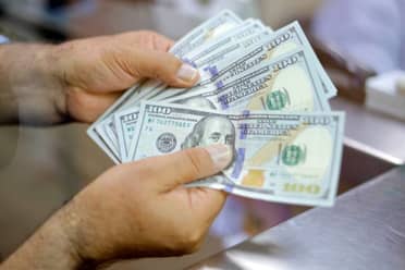 Dólar supera los 900 pesos por alza del petróleo y temores en Medio Oriente