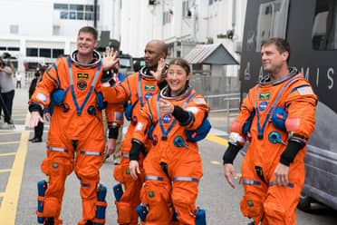 Artemis II inicia su viaje alrededor de la Luna con tripulación a bordo