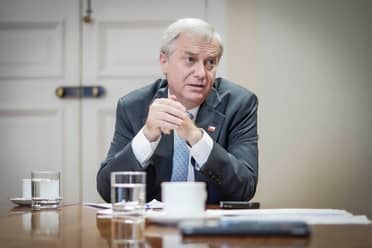 Gobierno presenta paquete de ayudas por alza de combustibles