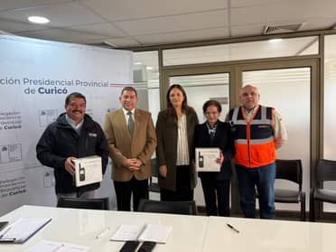 Senapred entrega teléfonos satelitales a Romeral y Licantén ante posibles emergencias fluviales