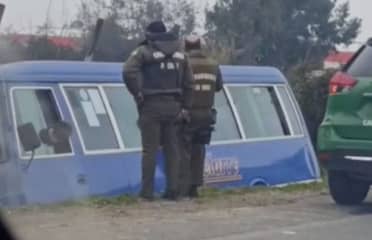 Microbús de pasajeros cae a una zanja en Molina: tres ocupantes lesionados y el conductor detenido