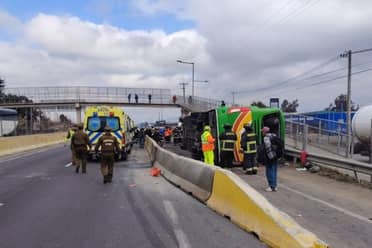 Trágico accidente en la Ruta 5 Sur: Bus interurbano volcó dejando más de 15 heridos