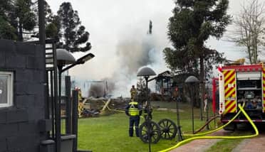 Incendio consume vivienda de madera en Sagrada Familia: adulta mayor resultó con quemaduras