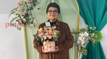 Profesora Leticia Mejías es despedida públicamente tras 40 años de trayectoria en la Escuela de Mira Río
