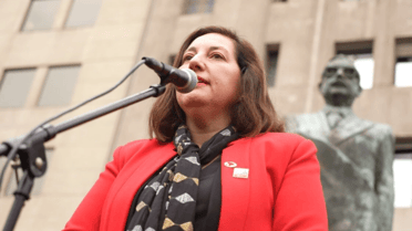 Senadora Vodanovic presentó proyecto de ley para frenar embargos que dejan sin sueldo a deudores del CAE