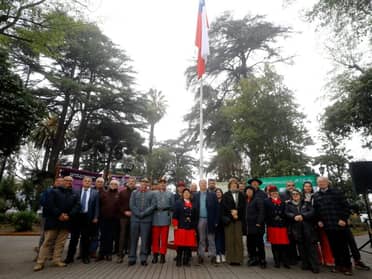 Destacan espíritu patriótico en izamiento mensual de la bandera en Curicó