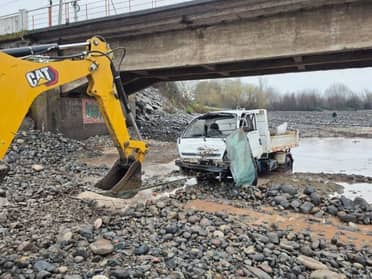 Milagrosa escapada de conductor que cayó en su camión en el Puente Rauco