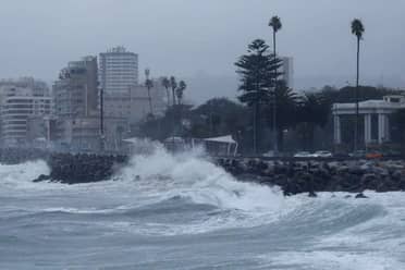 Marejadas en 10 regiones por sistema frontal: Armada emite aviso y llama a la precaución