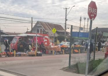 Alcalde apunta a nuevas facultades legales para erradicar el comercio ambulante a las afueras del Hospital de Curicó