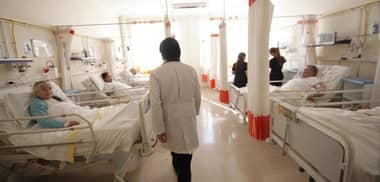 Más de 650 falsos médicos operando en Chile: revelan preocupante realidad tras caso de urólogo en Las Condes