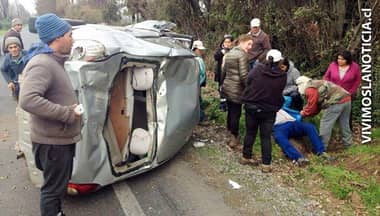 Volcamiento deja conductor herido en Molina