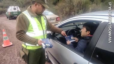 Carabineros entrega recomendaciones preventivas a turistas en Los Queñes