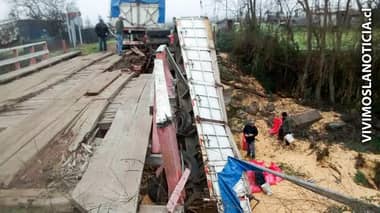 [FOTOS] Repararán puente destruido por camión en Chequenlemu