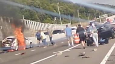 [VIDEO] Acción heroica de conductores para salvar a mujer de un auto en llamas