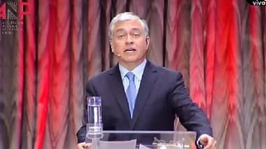 [VIDEO] Descuido en debate deja micrófono abierto de Iván Valenzuela durante comerciales