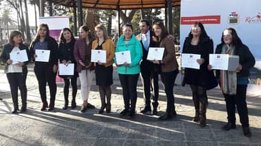 Entregan certificados a mujeres del programa "Jefas de Hogar"