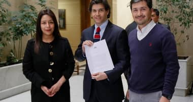 Diputado Hugo Rey pide no cobrar los $7 mil del papel y que vayan a fondos de pensiones del IPS